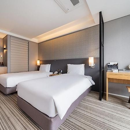 Island Hotel Busan Bagian luar foto