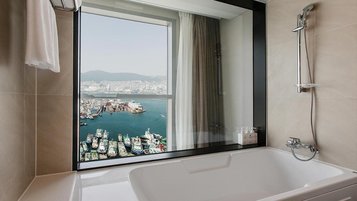 Island Hotel Busan Bagian luar foto