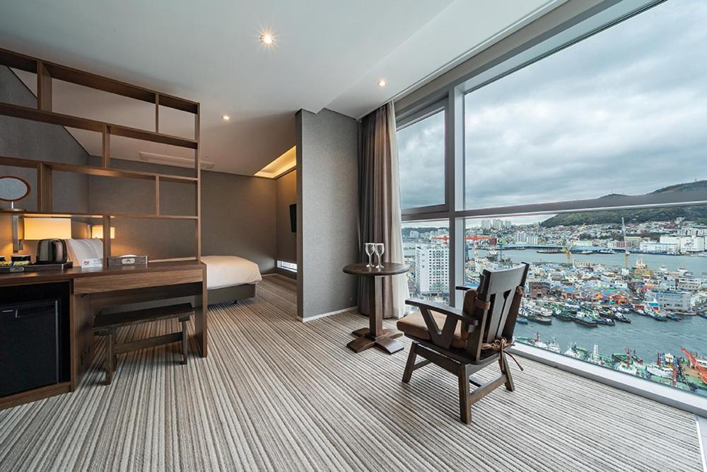 Island Hotel Busan Bagian luar foto