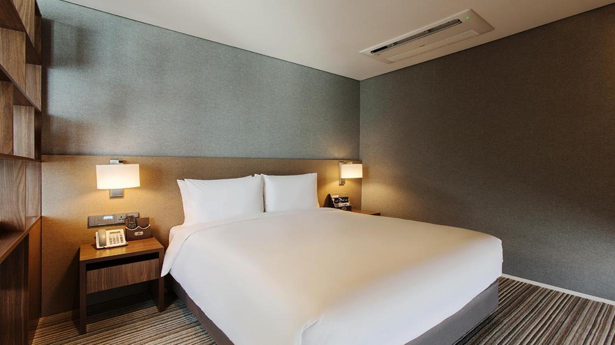 Island Hotel Busan Bagian luar foto