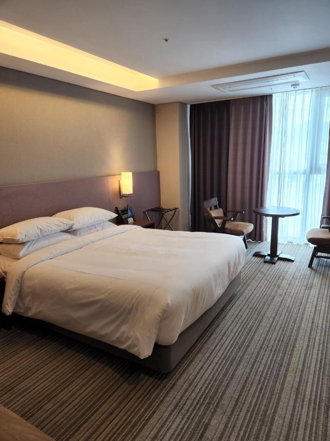 Island Hotel Busan Bagian luar foto