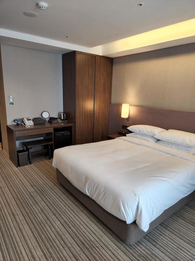 Island Hotel Busan Bagian luar foto