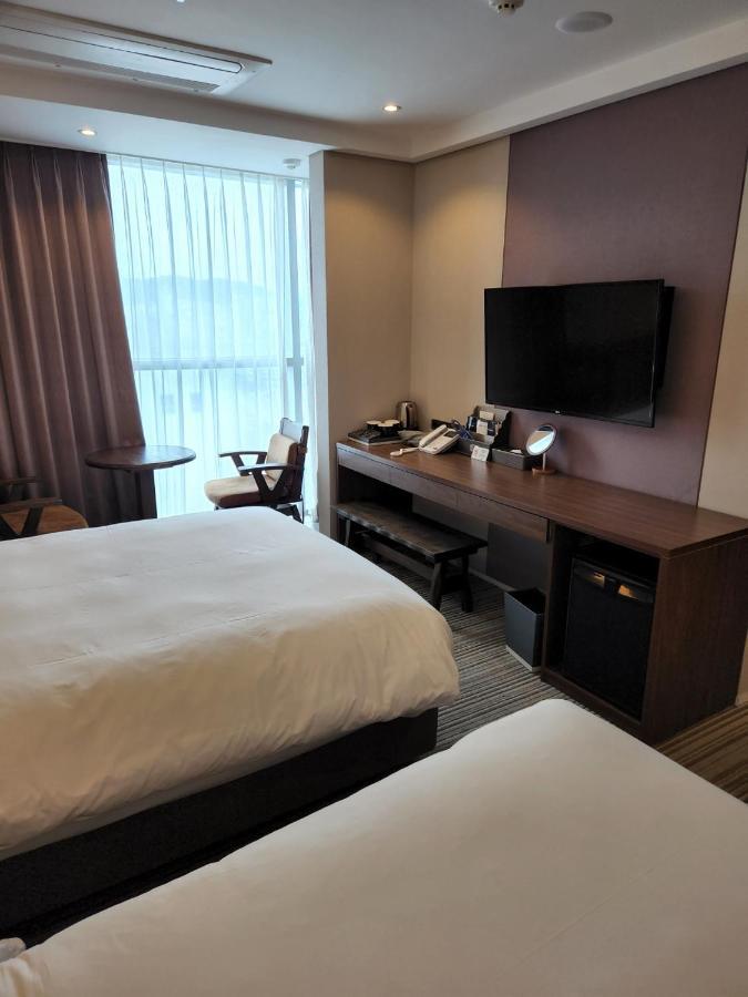 Island Hotel Busan Bagian luar foto