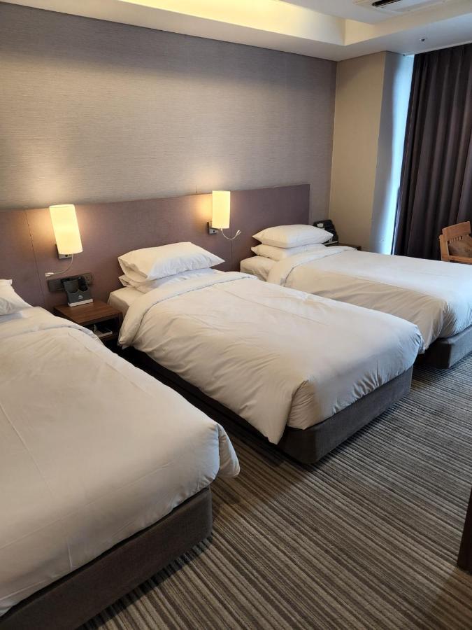 Island Hotel Busan Bagian luar foto